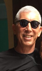 אורי וינקלר מחייך